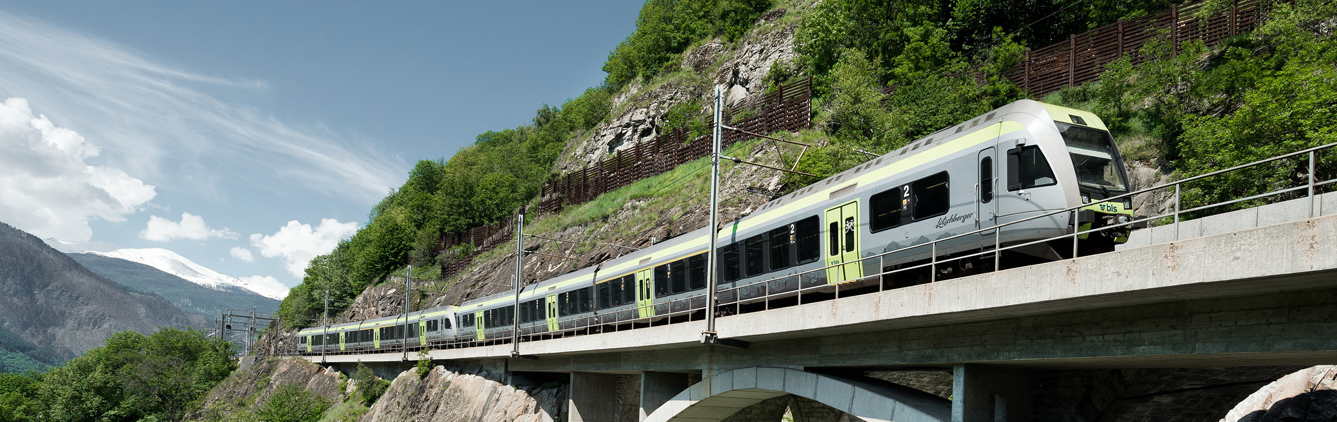 A train drives through a mountain landscape