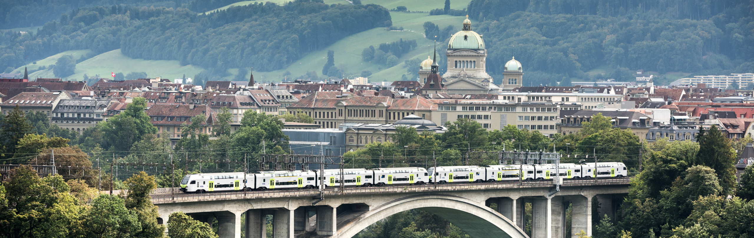 Treno con la città di Berna sullo sfondo