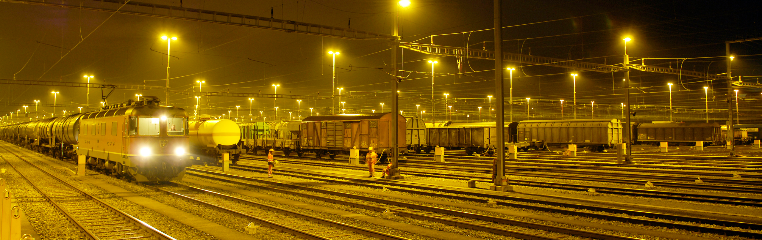binari ferroviari di notte