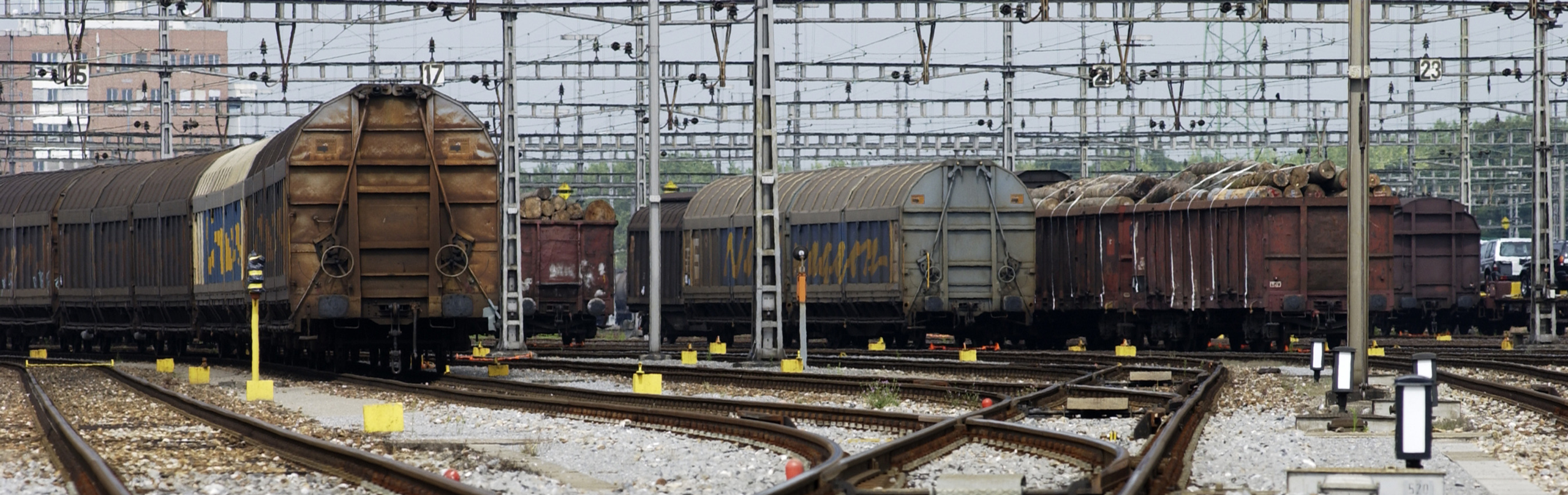 Güterwagons auf Gleisen bei Tag