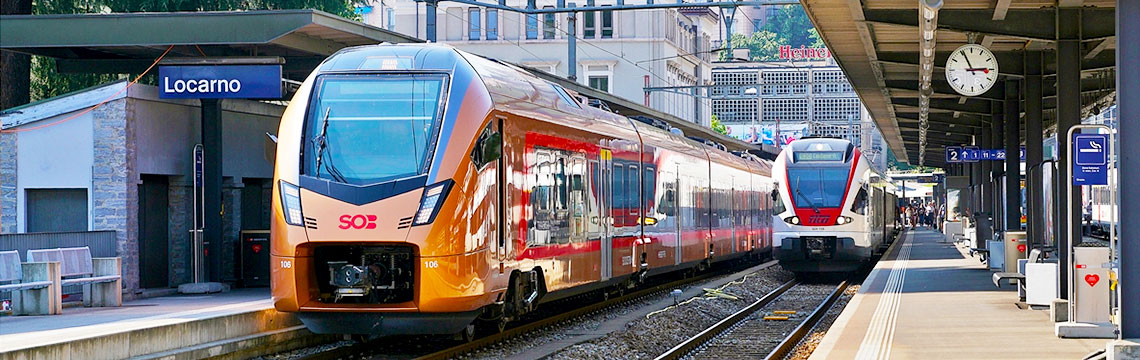 Treno arancione nella stazione di Locarno