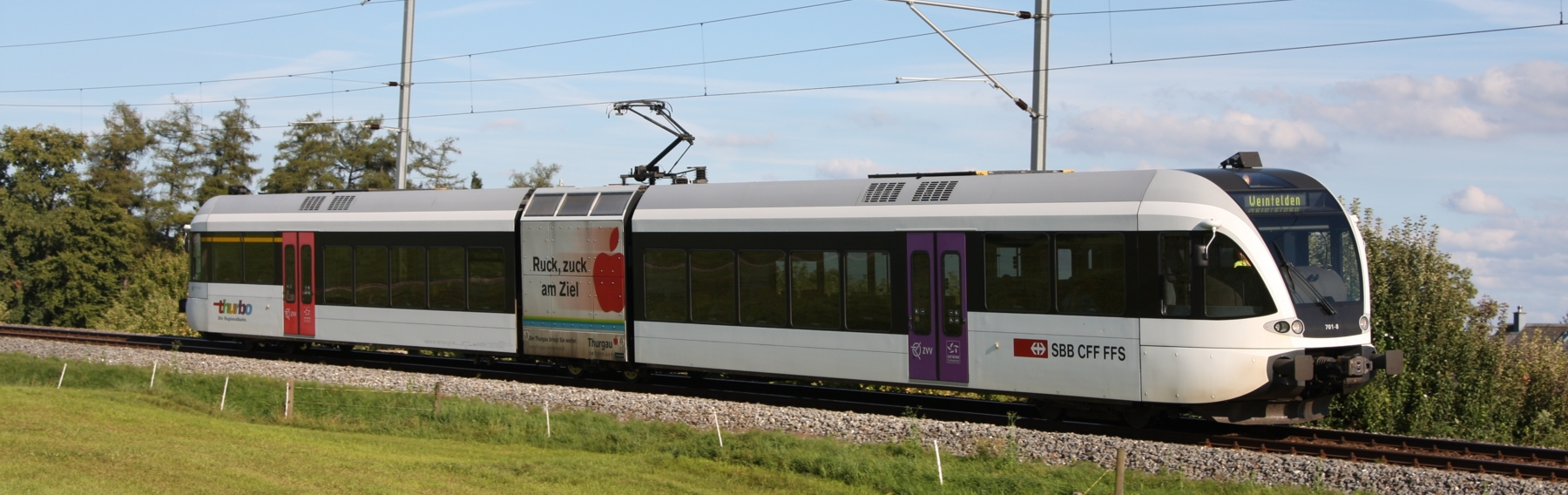 Le train blanc roule sur les rails